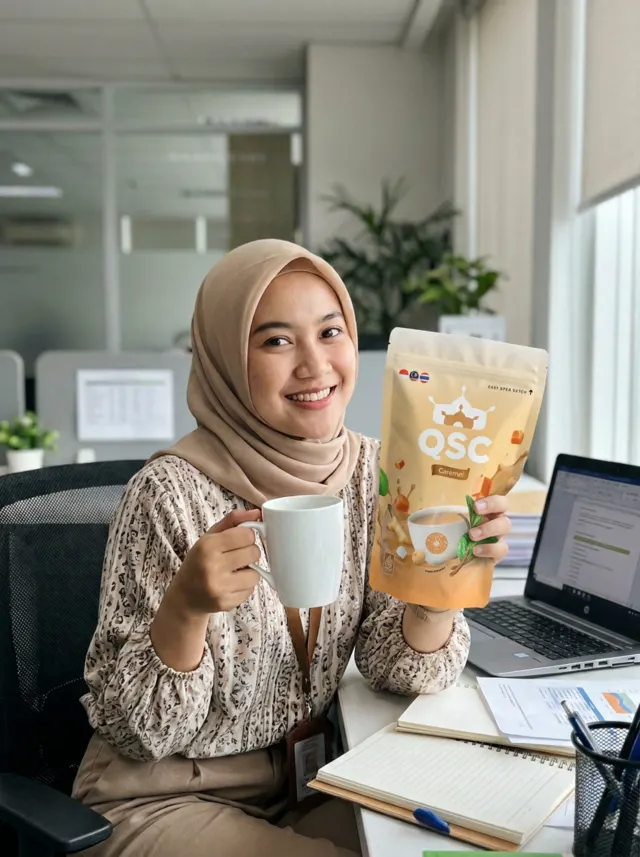 Ilustrasi pekerja kantor menikmati QSC Caramel di meja kerja